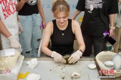 游客“爱珍珠更爱开蚌” 浙江小镇体验式消费受青睐